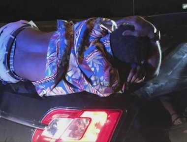 Ζευγάρι οδηγούσε για 22 km με έναν μεθυσμένο «λαθρεπιβάτη» πάνω στο πορτμπαγκάζ! (βίντεο)